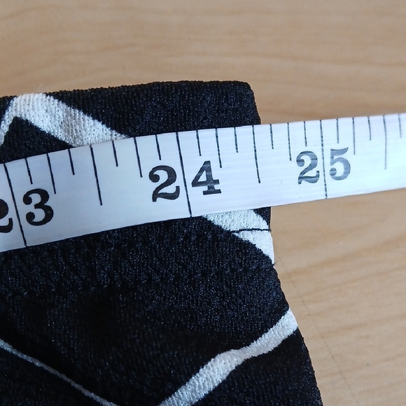 Chic Black and White Geometric Maxi Skirt - Picture 5 of 6